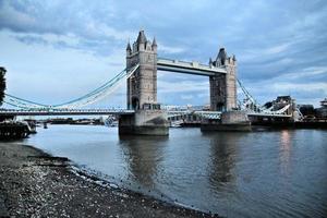 uitzicht op de Tower Bridge in Londen over de rivier de Theems foto