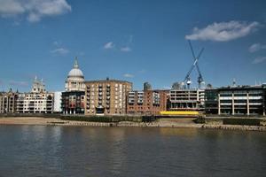 uitzicht op de St. Pauls-kathedraal aan de overkant van de rivier de Theems foto