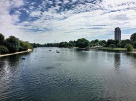 uitzicht op een meer in londen foto