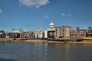 uitzicht op de St. Pauls-kathedraal aan de overkant van de rivier de Theems foto