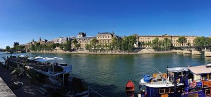 uitzicht op parijs met de rivier de seine bij de conciergerie foto