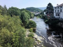 uitzicht op de rivier dee bij llangollen in wales foto