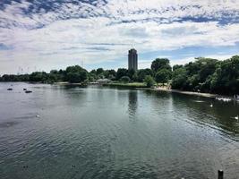 uitzicht op een meer in londen foto