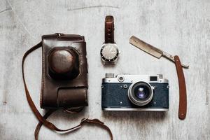 mannen accessoires, op een houten achtergrond retro camera horloge scheermes foto