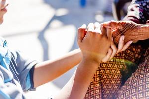 een oudere vrouw in een bejaardentehuis krijgt hulp van verpleegkundigen van het ziekenhuispersoneel. kopieer ruimte foto