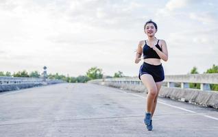 vrouw joggen 's avonds of' s ochtends, hardlooptraining voor rust en recuperatie. foto