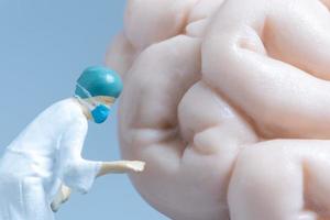 miniatuur mensen arts die het maagdarmkanaal onderzoekt foto