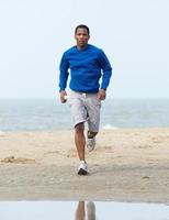 Afro-Amerikaanse man joggen op strand