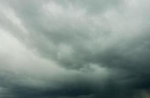 zwarte wolken hangen in de lucht foto