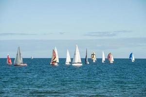 Melbourne, Australië - 18 juli 2015 - de groep zeilboten op Brighton Beach van Melbourne, Australië. foto