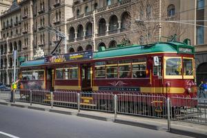 Melbourne, Australië - 22 augustus 2015 - een W7-klasse tram op Flinders Street van Melbourne, de hoofdsteden van de staat Victoria, Australië. foto