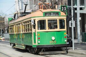 melbourne, australië - 22 augustus 2015 - een w6-klasse tram op victoria street van melbourne het iconische beroemde vervoer in de stad melbourne. foto