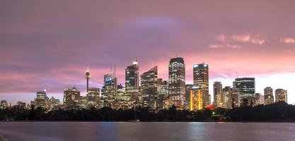landschapsmening van het stadsbeeld van sydney bij zonsondergang, de staat nieuw zuid-wales van australië. foto