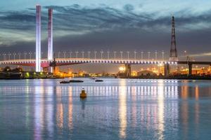 bolte bridge het iconische oriëntatiepunt van de waterkant van Docklands in melbourne, australië. foto