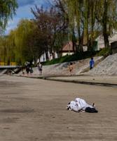 kinderen laten witte kleren op de grond liggen om in het waterkanaal te spelen foto