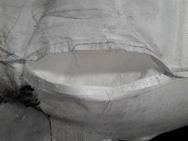 grote jumbo hennepzak wit, verpakt met kunstmest, rijst, suiker, geplaatst op een houten pallet wachtend om te worden afgeleverd bij de klant foto