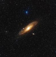 andromeda galaxy widefield afgebeeld door telescoop live's remote robot telescopen, ons buur galactische object op een donkere diepe hemel foto