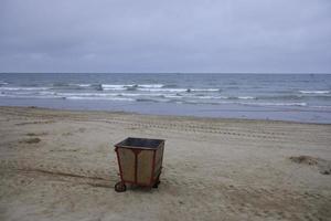 roestvrijstalen afval op het zeestrand. roestvrijstalen afvalcontainer op het strand. foto