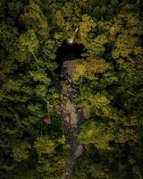 panoramisch uitzicht op een waterval in het midden van een tropisch regenwoud met luchtfoto's van noord bengkulu, indonesië foto