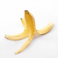 bananenschil op wit foto