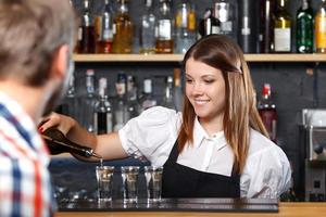 vrouwelijke barman op het werk foto