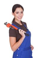 vrouwelijke loodgieter met een sleutel foto