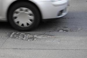 auto rijdt door kuil foto