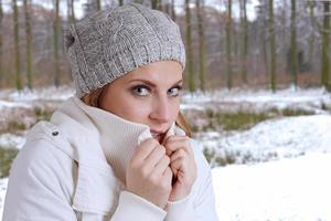 ijskoude vrouw in besneeuwd bos foto