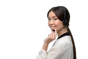 Aziatische callcenter vrouwelijke exploitant die hoofdtelefoons met behulp van