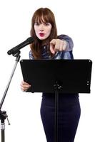 vrouwelijke spreker in het openbaar met microfoon en witte achtergrond foto