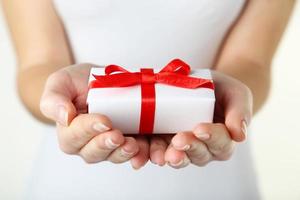 vrouwelijke handen met geschenkdoos