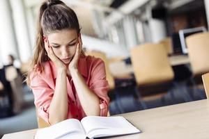 vrouwelijke student studeert in de bibliotheek