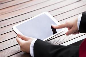 zakenvrouw bedrijf digitale tablet buitenshuis