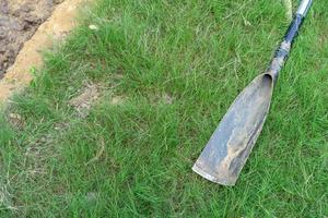 tuinman graaft de grond met zijn uitrusting om te tuinieren en maakt land klaar voor plantage. foto