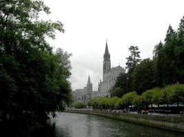 uitzicht op het heiligdom van lourdes foto