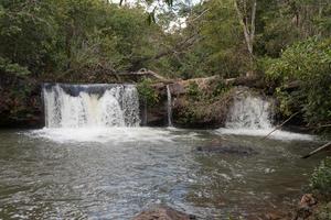 de kleine waterval bekend als cascata da anta langs het pad in indaia in de buurt van planaltina, en formosa, goias, brazilië foto