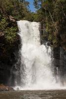 de prachtige indaia-waterval een van de zeven watervallen langs het pad bij indaia in de buurt van planaltina en formosa, goias, brazilië foto