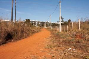 onverharde weg die leidt uit het karriri-xoco en tuxa indianenreservaat in het noordwesten van brasilia foto