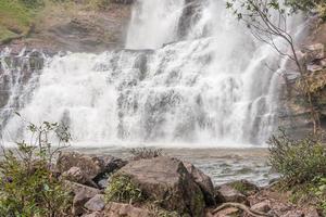 onderaanzicht van de waterval bekend als veu de noiva langs het pad in indaia in de buurt van formosa, goias, brazilië foto