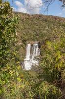 uitzicht op de waterval veu de noiva een populaire val voor abseilen langs het pad in indaia in de buurt van formosa, goias, brazilië foto
