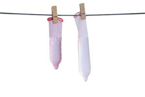 gebruikte condooms worden in de zon gedroogd. seksconcept verkeerd. foto