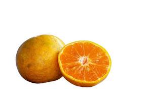 een frisse en gezonde sinaasappel geïsoleerd op een witte achtergrond. foto