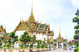 een oriëntatiepunt van het grote paleis is een gebouwencomplex in het hart van bangkok, thailand. foto