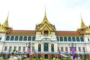 een oriëntatiepunt van het grote paleis is een gebouwencomplex in het hart van bangkok, thailand. foto