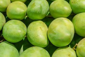 groene mangostapels wachten op een verkoop. foto