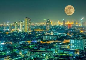 surrealistisch stadsbeeld van Bangkok in Thailand onder volle maan postproductie voor verbeelding foto