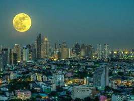 surrealistisch stadsbeeld van Bangkok in Thailand onder volle maan postproductie voor verbeelding foto