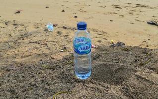 batam, indonesië, 5 mei 2022. 600 ml mineraalwater in flessen met aqua-merk met witte zandachtergrond foto