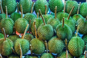 de durian stapels te koop een wachttijd. foto