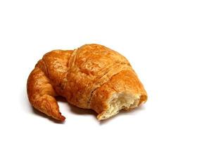 de gebeten croissant geïsoleerd op de witte achtergrond foto